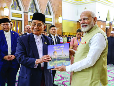 Modi visits Omar Ali Saifuddien Mosque during Brunei visit