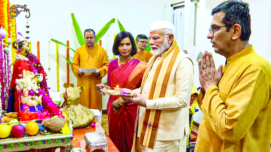 Modi participates in Ganpati Puja at CJI Chandrachud’s residence