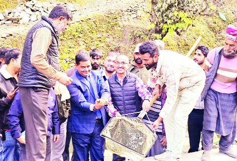 DC Kishtwar inspects Private Trout Fish Units established under PMGSY, HADP